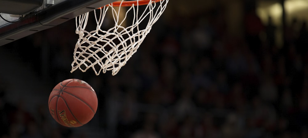 NBA总决赛第七场直播画面 - 球员飞身扣篮的精彩瞬间